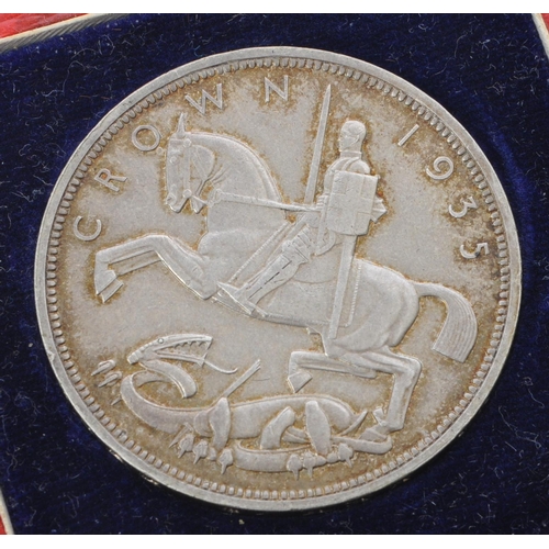 527 - An early 20th century .500 silver 1935 George V crown coin. Having St George and the dragon design t... 