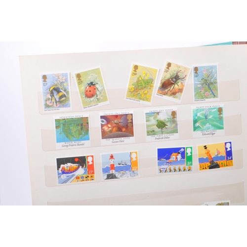 529 - United Kingdom - A collection of contemporary unfranked Royal Mail postage stamps. To include many e... 