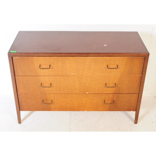 559 - British Modern Design - A mid 20th century oak wood chest of drawers. Of rectangular form with bank ... 