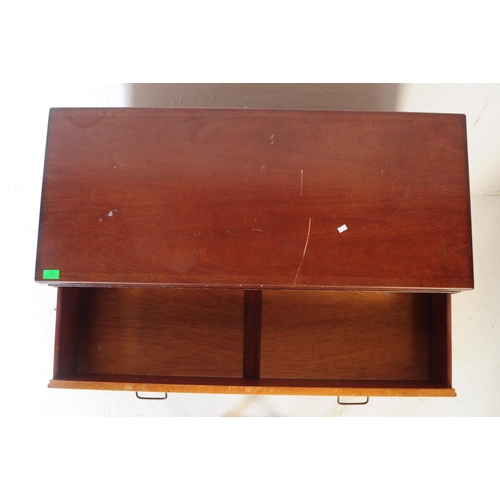 559 - British Modern Design - A mid 20th century oak wood chest of drawers. Of rectangular form with bank ... 