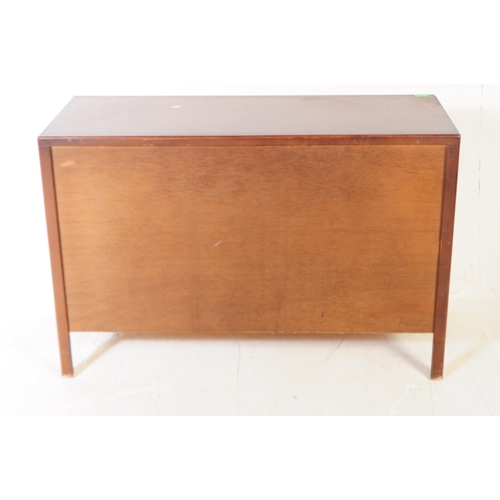 559 - British Modern Design - A mid 20th century oak wood chest of drawers. Of rectangular form with bank ... 