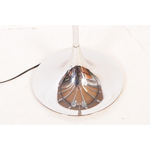 612 - A retro 1980's desk floor standing 'eyeball lamp / light'. Having three orb shaped eyeball shades ra... 