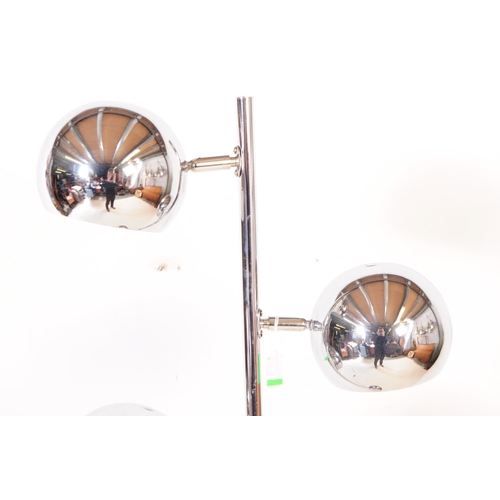 612 - A retro 1980's desk floor standing 'eyeball lamp / light'. Having three orb shaped eyeball shades ra... 