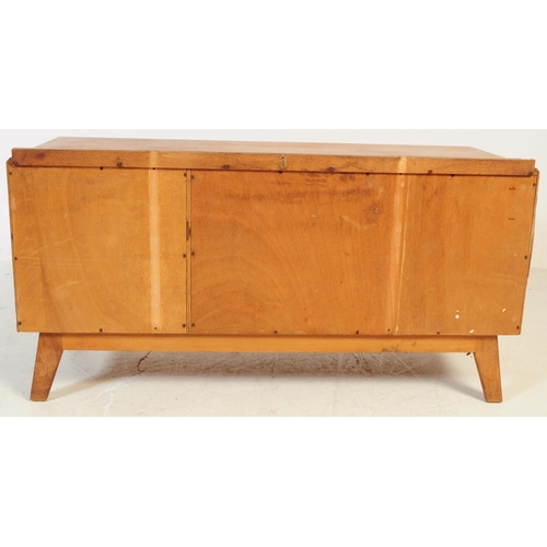 781 - Meredew Furniture - A vintage 20th century teak wood chest sideboard credenza. Of rectangular shape ... 