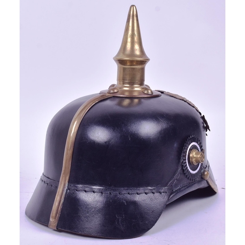 199 - A reproduction WWI First World War Imperial German / Prussian Army 1860 pattern pickelhaube helmet.
... 