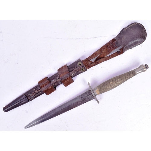 30 - An original WWII Second World War Fairbairn Sykes issued 2nd Pattern commando fighting dagger with s... 