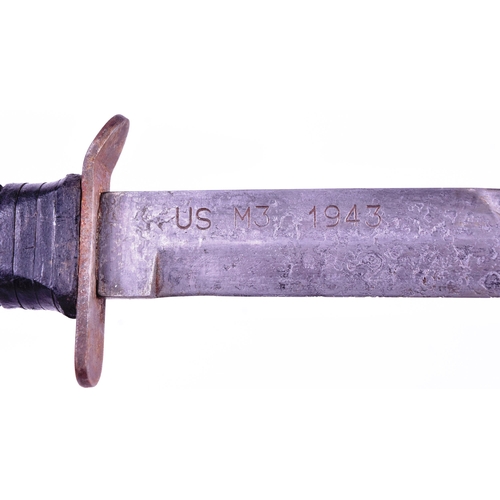 59 - A WWII Second World War US United States M3 MKI fighting knife as issued to the Airborne Troops. Gro... 