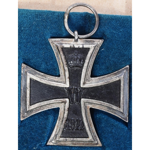 64 - An original WWI First World War Imperial German / Prussian Army Iron Cross medal. A 2nd Class exampl... 