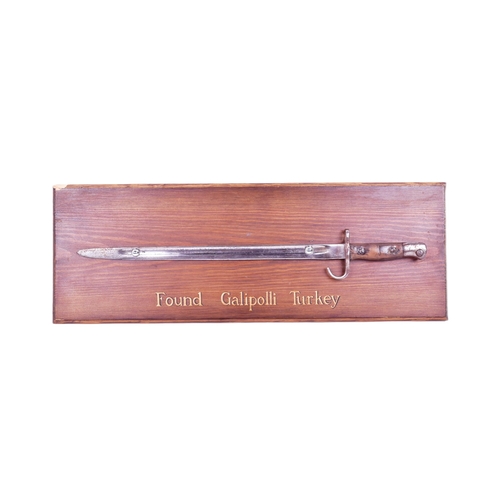 69 - A WWI First World War 1907 pattern SMLE / Lee Enfield hooked quillon bayonet. Etched to the fuller G... 