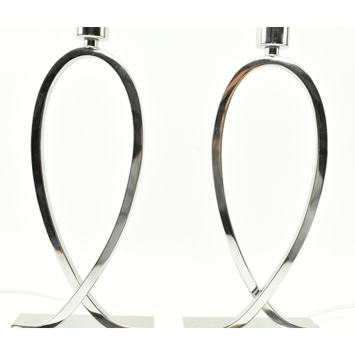 243 - A pair of contemporary high end design chrome metal abstract desk table lamps. Each having shaped ch... 