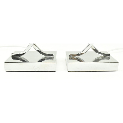 243 - A pair of contemporary high end design chrome metal abstract desk table lamps. Each having shaped ch... 