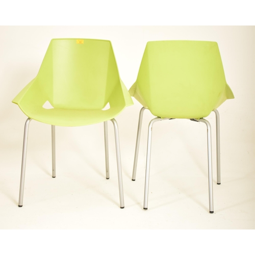 262 - Actiu - Viva Chair - A matching set of contemporary designer stacking dining chairs / café chairs. E... 