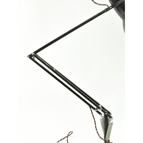 263 - Herbert Terry - Model 1227 - A early 20th century pre-war Anglepoise table / desk lamp light. The la... 