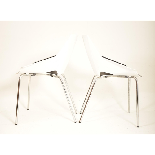 274 - Actiu - Viva Chair - A matching set of contemporary designer stacking dining chairs / café chairs. E... 