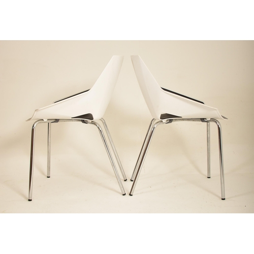 274 - Actiu - Viva Chair - A matching set of contemporary designer stacking dining chairs / café chairs. E... 