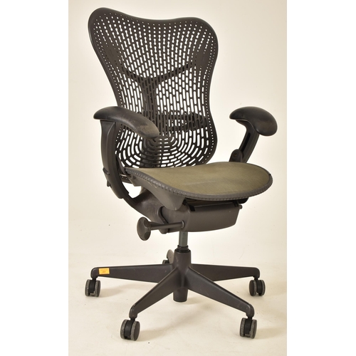 281 - Studio 7.5 - Herman Miller - Mirra 2 - A late 20th century swivel office desk chair. The chair havin... 