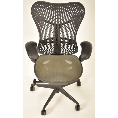 281 - Studio 7.5 - Herman Miller - Mirra 2 - A late 20th century swivel office desk chair. The chair havin... 