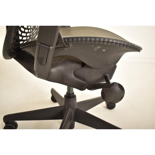 281 - Studio 7.5 - Herman Miller - Mirra 2 - A late 20th century swivel office desk chair. The chair havin... 