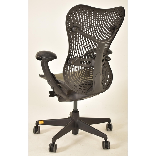 281 - Studio 7.5 - Herman Miller - Mirra 2 - A late 20th century swivel office desk chair. The chair havin... 