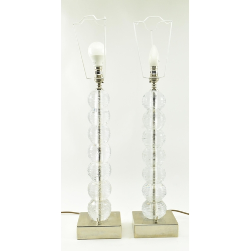 452 - Porta Romana - A pair of Contemporary high end design spun clear glass desk table lamps. Each light ... 