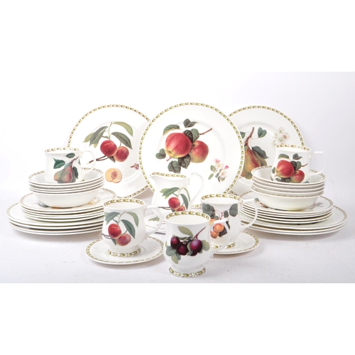 14 - The Royal Horticultural Society - Hooker's Fruit pattern - A porcelain china dinner / tea service. C... 