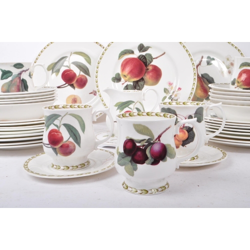 14 - The Royal Horticultural Society - Hooker's Fruit pattern - A porcelain china dinner / tea service. C... 