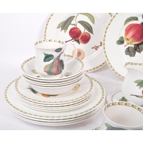 14 - The Royal Horticultural Society - Hooker's Fruit pattern - A porcelain china dinner / tea service. C... 