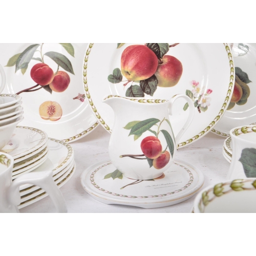 14 - The Royal Horticultural Society - Hooker's Fruit pattern - A porcelain china dinner / tea service. C... 