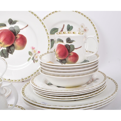 14 - The Royal Horticultural Society - Hooker's Fruit pattern - A porcelain china dinner / tea service. C... 