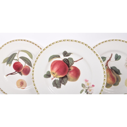 14 - The Royal Horticultural Society - Hooker's Fruit pattern - A porcelain china dinner / tea service. C... 