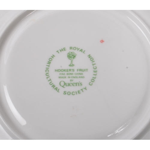 14 - The Royal Horticultural Society - Hooker's Fruit pattern - A porcelain china dinner / tea service. C... 