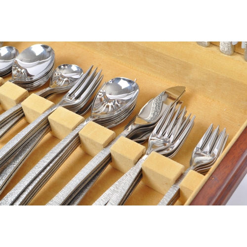 209 - Viners of Sheffield - A contemporary canteen of cutlery comprising of forks, knives, teaspoons, dess... 