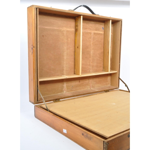 229 - A mid 20th century Artist palette pine wood box. With Reeves' strip off clean palette to interior. W... 