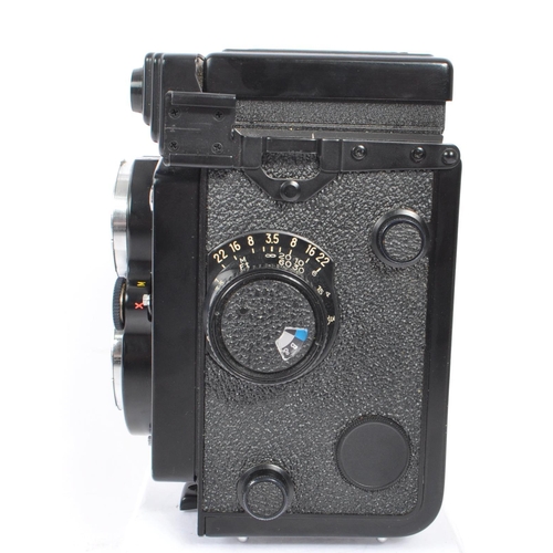 291 - Yashica - A mid 20th century Yashica Mat-124 G TLR medium format camera. The camera a twin lens refl... 