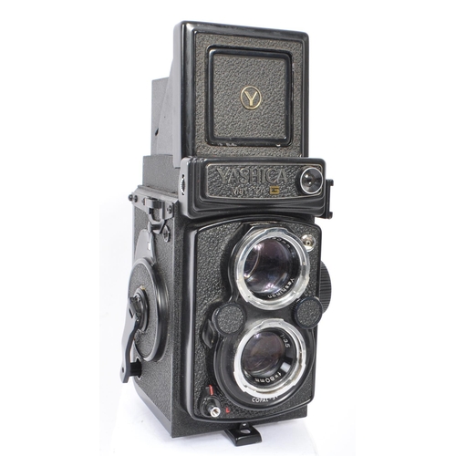 291 - Yashica - A mid 20th century Yashica Mat-124 G TLR medium format camera. The camera a twin lens refl... 