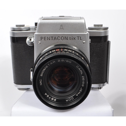 293 - Pentacon - A mid 20th century East German Pentacon Six TL medium format SLR camera (serial number 18... 