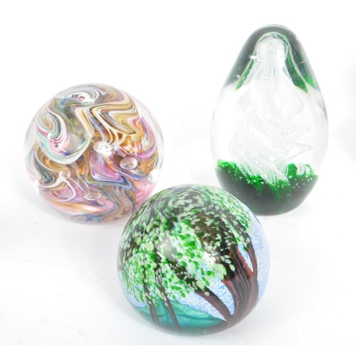 30 - A large collection of assorted mid century / vintage studio art glass paperweights. Comprising of mu... 