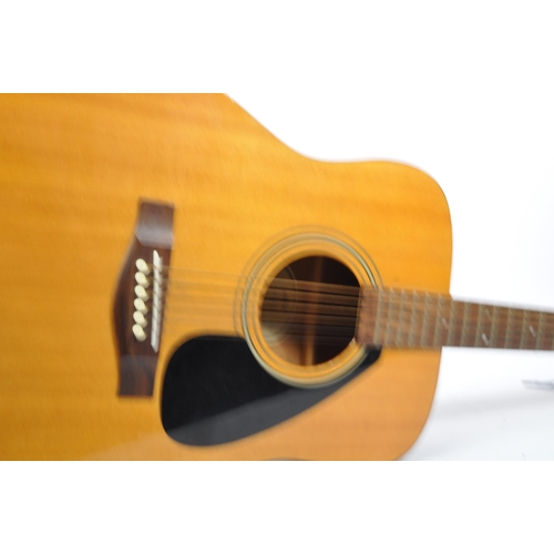 406 - A Yamaha F310 - Acoustic musical guitar instrument. With chrome tuners, label to inside. Cased. Meas... 