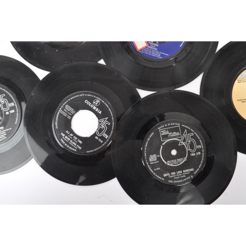 424 - A collection of  60+ vintage and later 20th century 45 RPM singles vinyl records. To include; The Ki... 