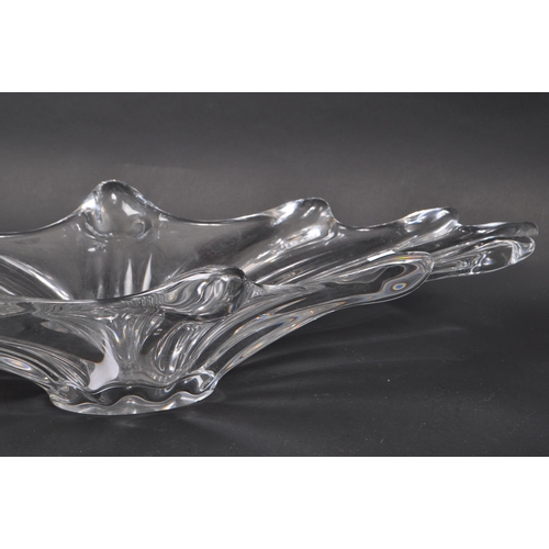 67 - A vintage 20th century glass centrepiece bowl / studio art glass, in the form of a splash / splat in... 