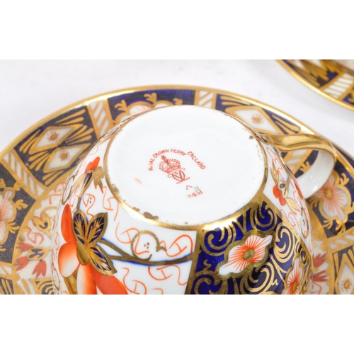 69 - Royal Crown Derby - An early 20th century circa. 1920s Royal Crown Derby Imari Traditional (2451) pa... 