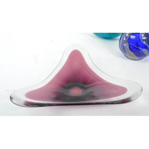 87 - A collection of mid 20th century studio art glass. The collection to include a Mdina glass bowl in t... 