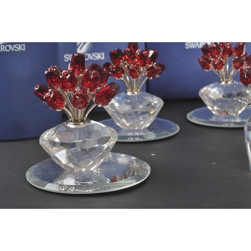 89 - Swarovski - A collection of Swarovski crystal decorative floral figures / ornaments. The collection ... 