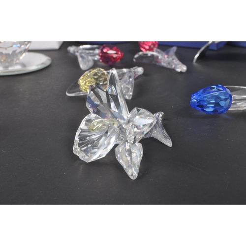 89 - Swarovski - A collection of Swarovski crystal decorative floral figures / ornaments. The collection ... 