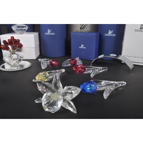 89 - Swarovski - A collection of Swarovski crystal decorative floral figures / ornaments. The collection ... 