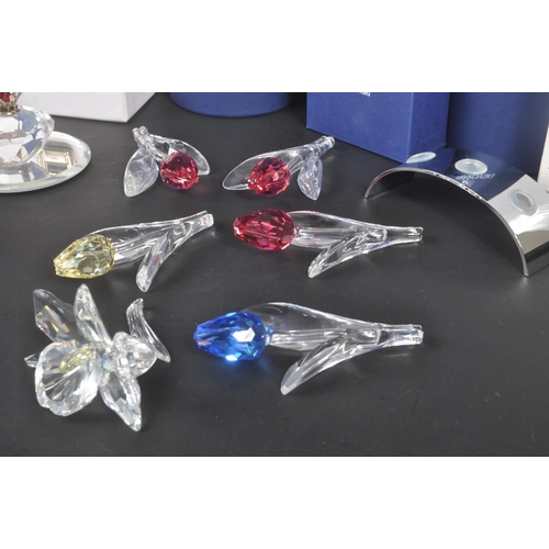 89 - Swarovski - A collection of Swarovski crystal decorative floral figures / ornaments. The collection ... 