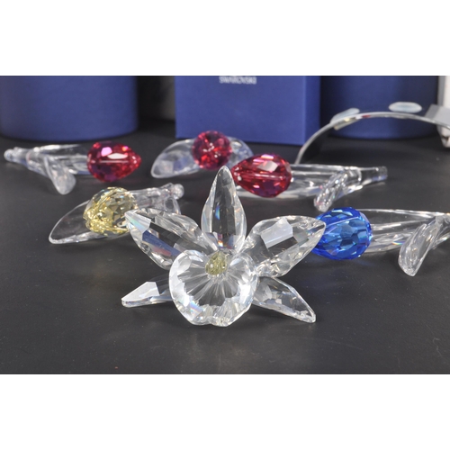 89 - Swarovski - A collection of Swarovski crystal decorative floral figures / ornaments. The collection ... 