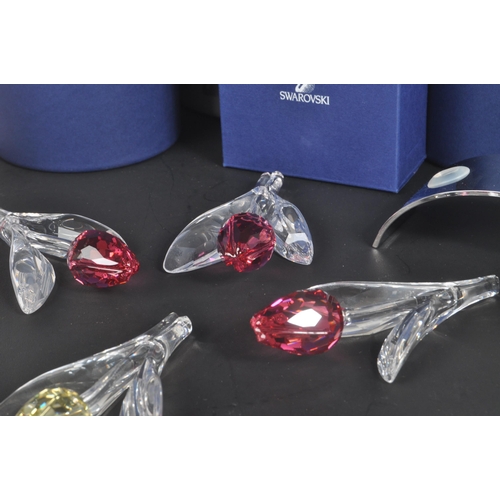 89 - Swarovski - A collection of Swarovski crystal decorative floral figures / ornaments. The collection ... 