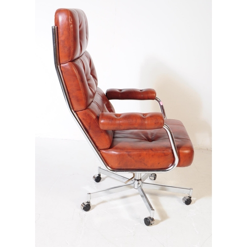 591 - A contemporary office swivel desk armchair. With rectangular button back rest, with padded elbow res... 