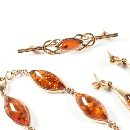 147 - A hallmarked 9ct gold and amber jewellery suite. The jewellery to include a hallmarked 9ct gold and ... 